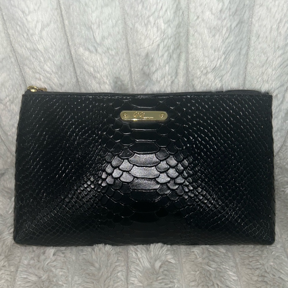 EUC Gigi New York pouch